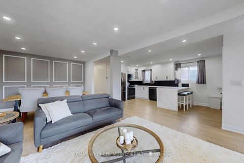 Photo 2 at 26 Faye Drive, Pleasant View, Toronto