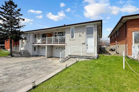 Photo 3 at 26 Faye Drive, Pleasant View, Toronto