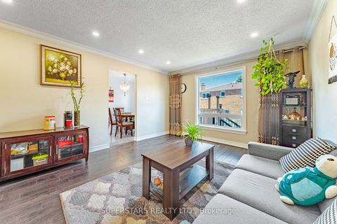 Photo 3 at 14 Kemsing Court, Milliken Mills West, Markham