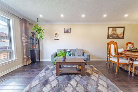 Photo 4 at 14 Kemsing Court, Milliken Mills West, Markham