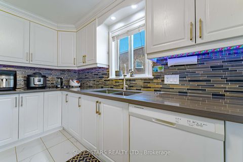 Photo 10 at 14 Kemsing Court, Milliken Mills West, Markham