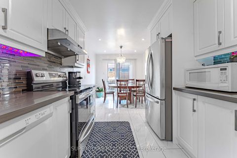 Photo 11 at 14 Kemsing Court, Milliken Mills West, Markham