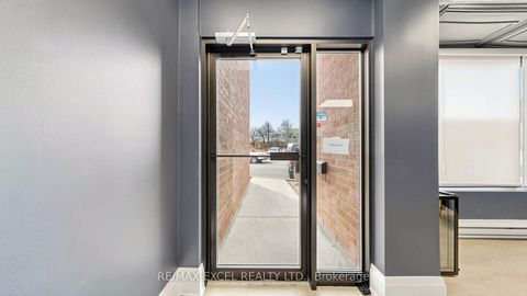 Photo 6 at 7 - 91 Fernstaff Court, Concord, Vaughan