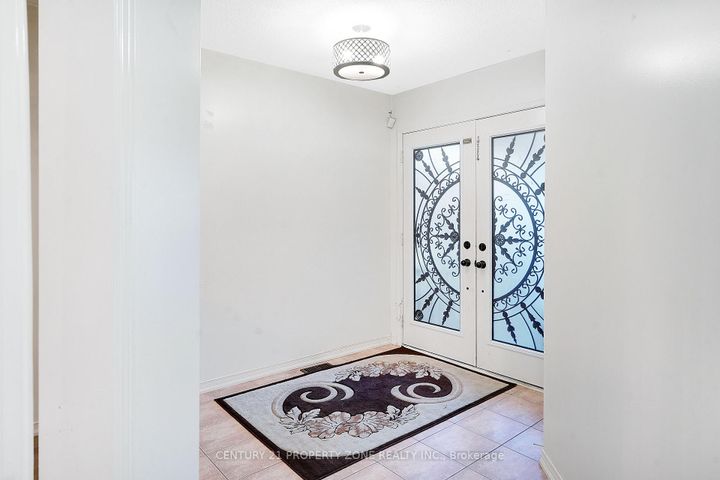 Photo 4 at 17 Riverplace Crescent, Bram East, Brampton