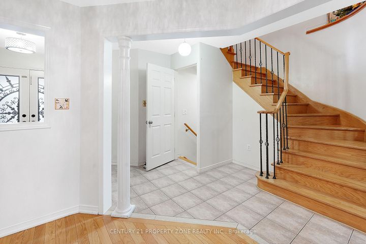 Photo 5 at 17 Riverplace Crescent, Bram East, Brampton