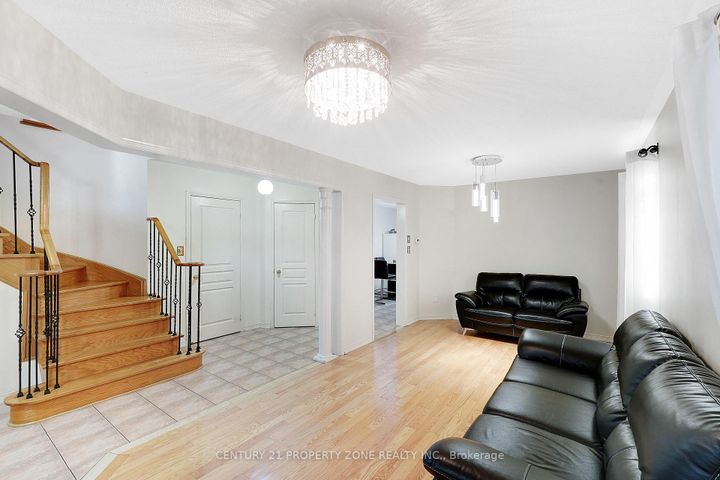 Photo 7 at 17 Riverplace Crescent, Bram East, Brampton