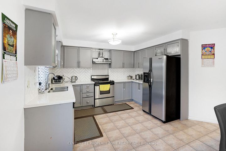 Photo 8 at 17 Riverplace Crescent, Bram East, Brampton