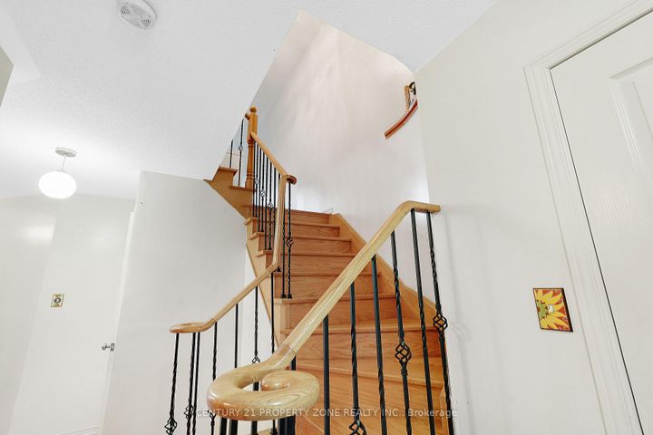 Photo 12 at 17 Riverplace Crescent, Bram East, Brampton