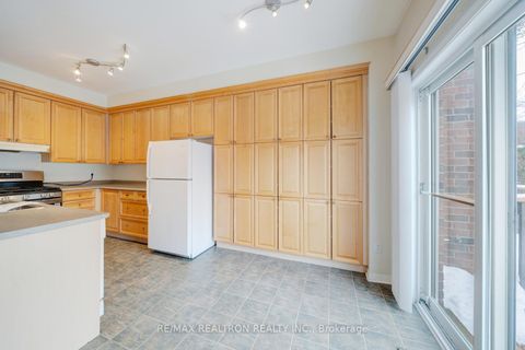 Photo 12 at 42 - 100 Elgin Mills Road W, Westbrook, Richmond Hill
