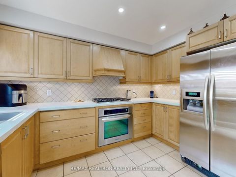 Photo 9 at 21 Watkins Glen Crescent, Bayview Wellington, Aurora