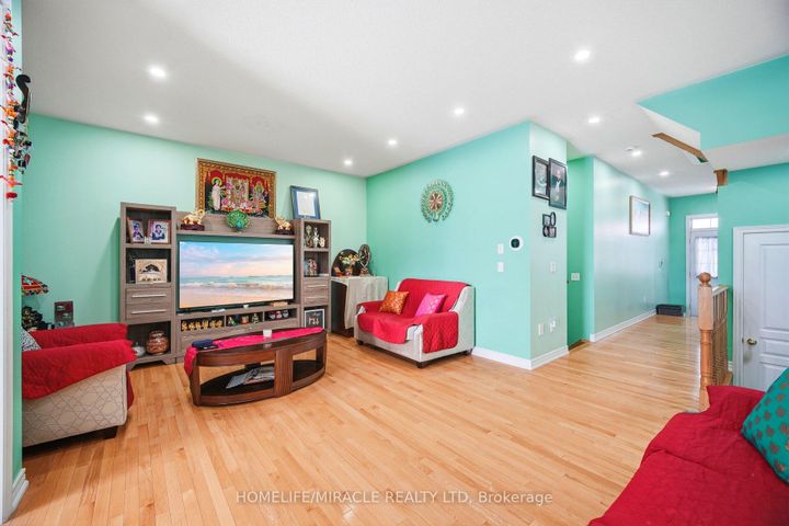 Photo 3 at 26 GOLDSBORO Road, Bram East, Brampton