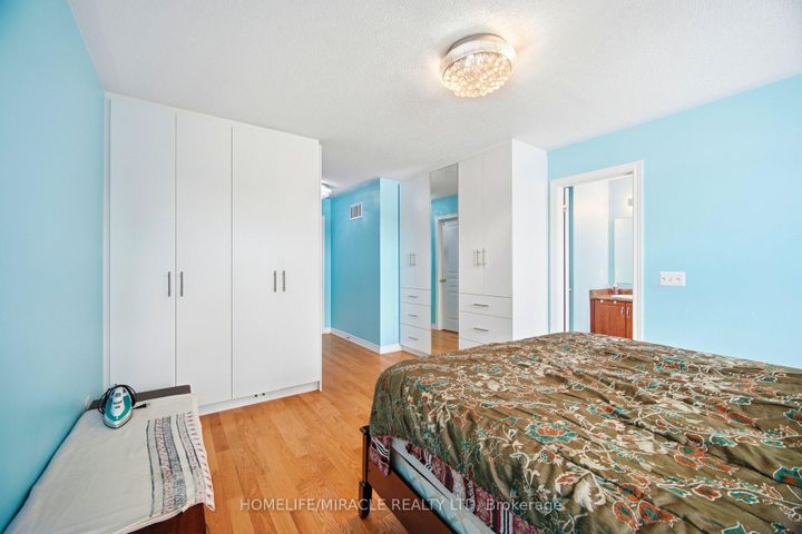 Photo 10 at 26 GOLDSBORO Road, Bram East, Brampton