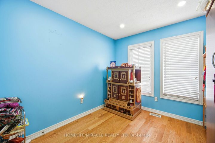 Photo 13 at 26 GOLDSBORO Road, Bram East, Brampton