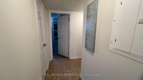 Photo 3 at 29 - 13 EATON PARK Lane, L'Amoreaux, Toronto