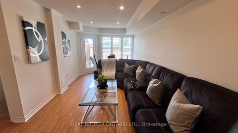 Photo 8 at 29 - 13 EATON PARK Lane, L'Amoreaux, Toronto