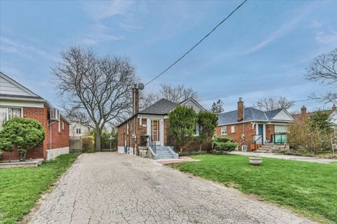 Photo 2 at 27 Innismore Crescent, Maryvale, Toronto