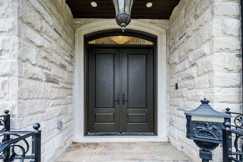 Photo 2 at 15 Montford Drive, Newtonbrook East, Toronto