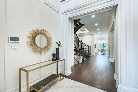 Photo 3 at 15 Montford Drive, Newtonbrook East, Toronto