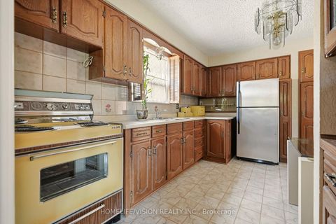 Photo 12 at 239 Epsom Downs Drive, CFB, Toronto