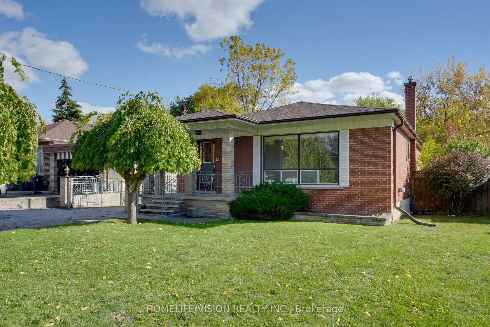239 Epsom Downs Drive, CFB, Toronto photo number 2