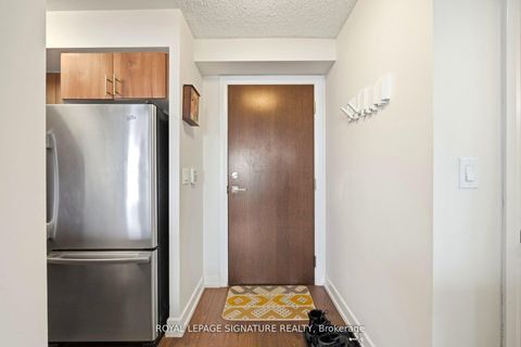 Photo 7 at 926 - 2 Eva Road E, Etobicoke West Mall, Toronto