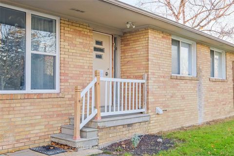 Photo 2 at 50 Benlight Crescent, Woburn, Toronto