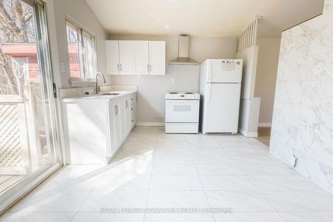 Photo 5 at 14 Benadair Court, Woburn, Toronto