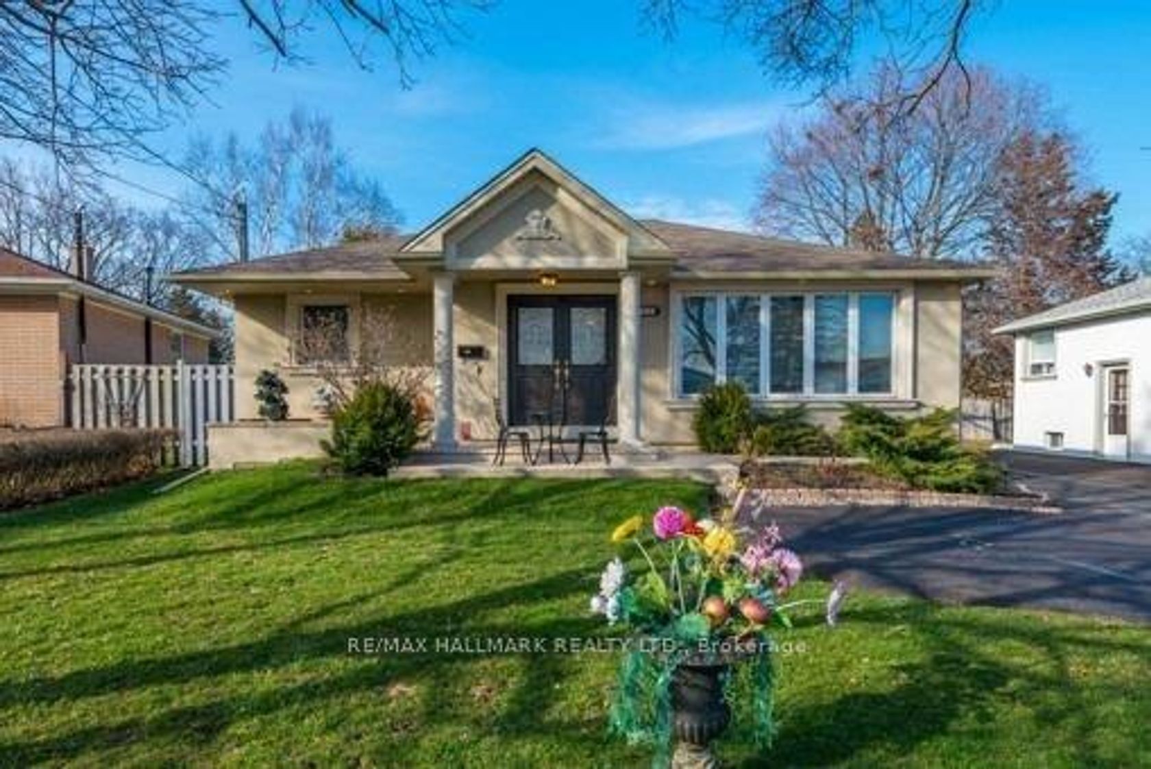 415 Marybay Crescent, Crosby, Richmond Hill photo number 2
