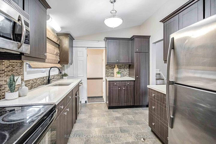 Photo 14 at 85 Ranchdale Drive, Thorner, Hamilton
