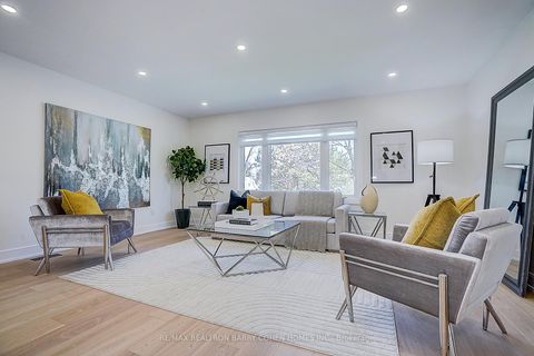 Photo 2 at 34 Elliotwood Court, Windfields, Toronto