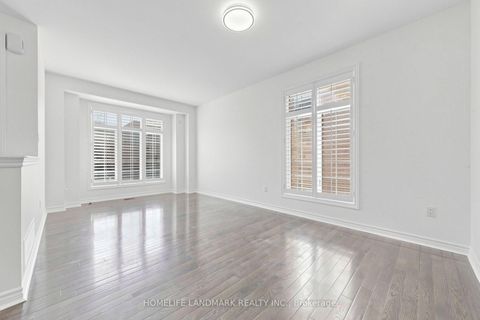 Photo 2 at 4 Merton Street, Oak Ridges, Richmond Hill