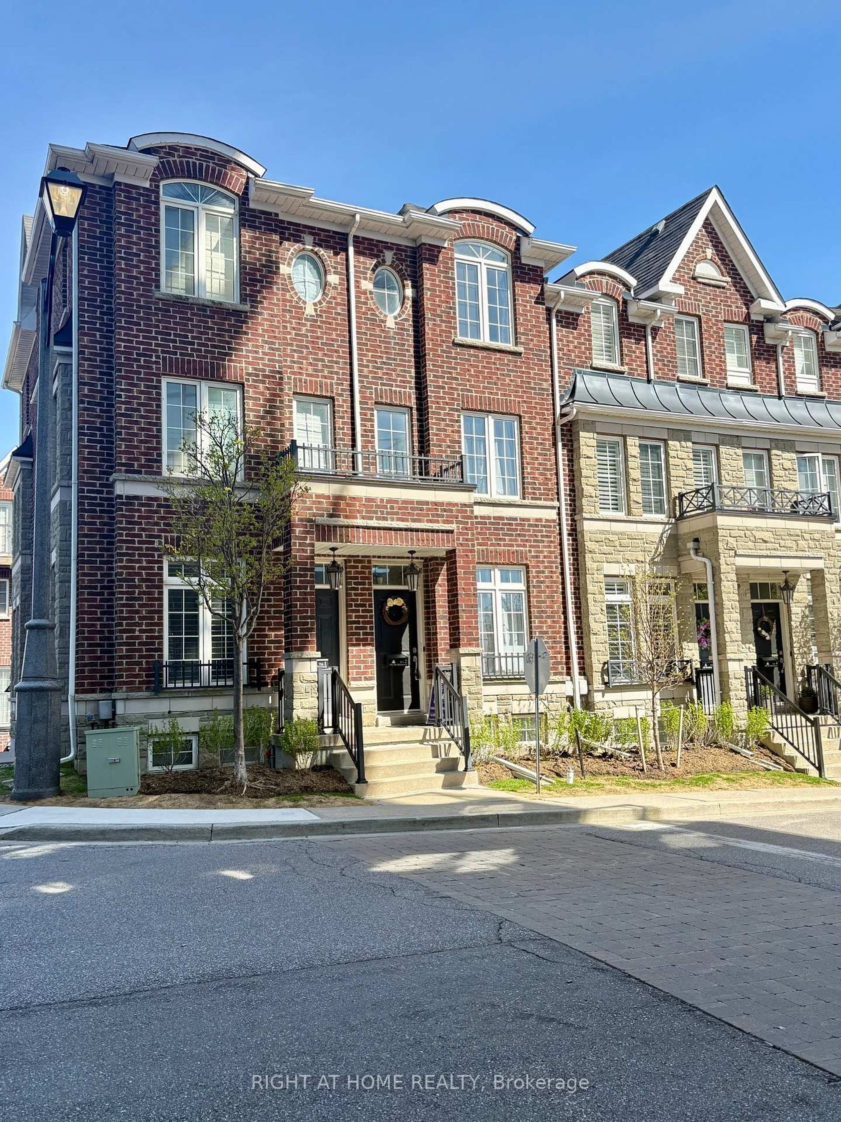TH 2 - 101 The Queensway, Swansea, Toronto 
