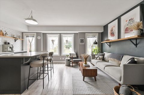 Photo 5 at TH40 - 93 The Queensway Avenue, Swansea, Toronto