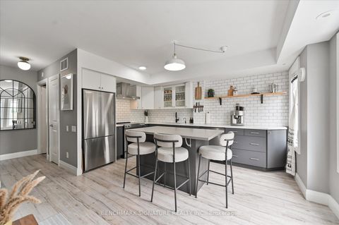 Photo 7 at TH40 - 93 The Queensway Avenue, Swansea, Toronto