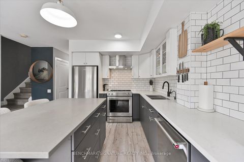 Photo 9 at TH40 - 93 The Queensway Avenue, Swansea, Toronto