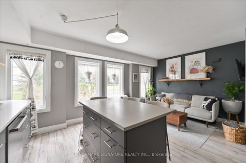 Photo 10 at TH40 - 93 The Queensway Avenue, Swansea, Toronto