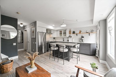 Photo 11 at TH40 - 93 The Queensway Avenue, Swansea, Toronto