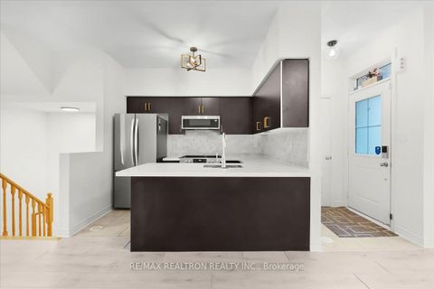 Photo 12 at 17 - 8 Eaton Park Lane, L'Amoreaux, Toronto