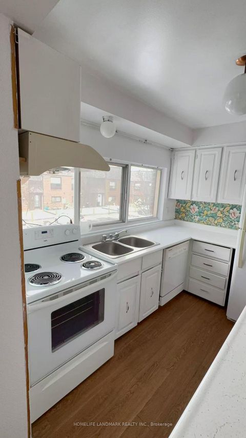 Photo 10 at 14 - 86 CASTLEBURY Crescent, Steeles, Toronto