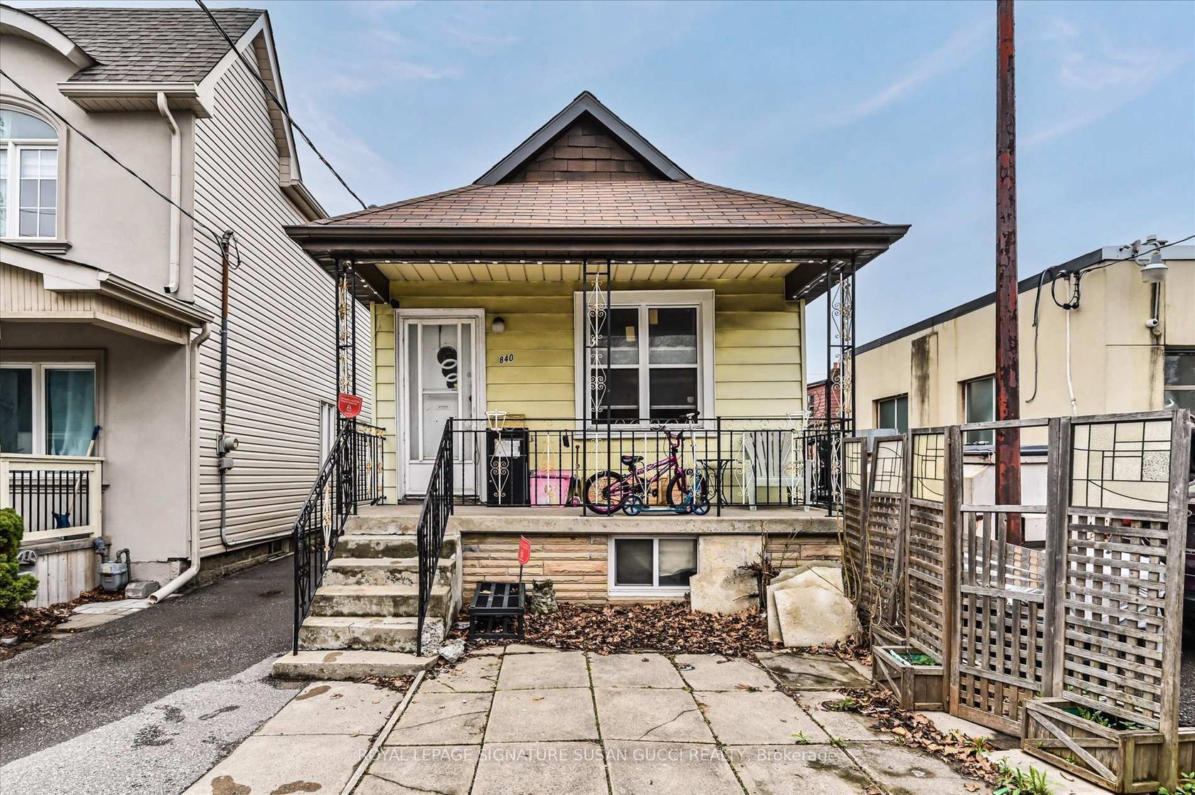 840 Sammon Avenue, East York, Toronto photo number 2