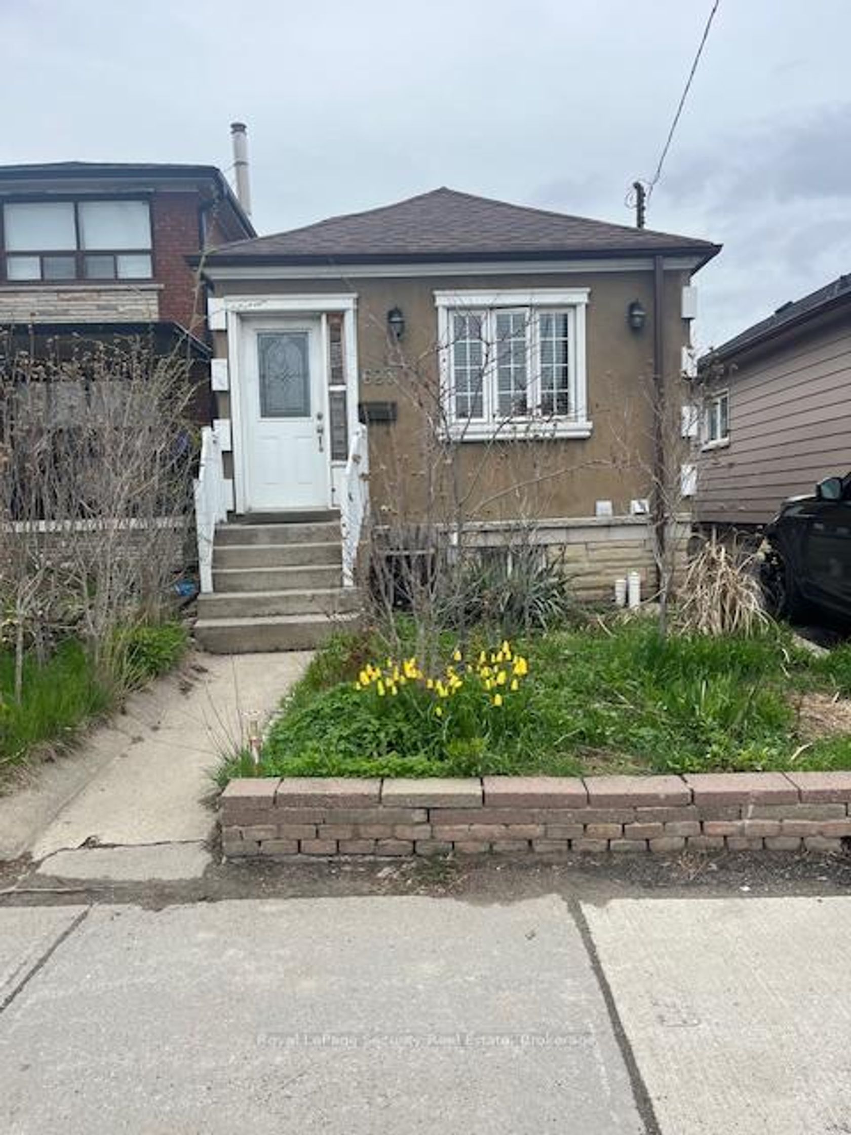 627 Caledonia Road, Belgravia, Toronto photo number 2