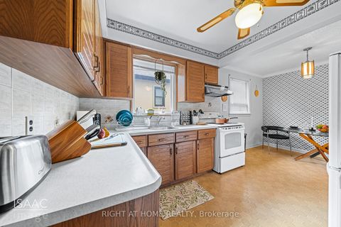 Photo 4 at 98 Yorkview Drive, Queensway, Toronto