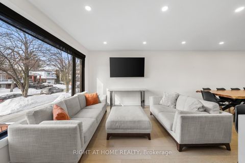 Photo 2 at 9 Thistlewaite Crescent, Malvern West, Toronto