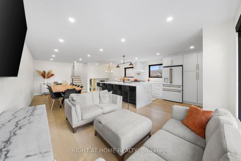 Photo 3 at 9 Thistlewaite Crescent, Malvern West, Toronto