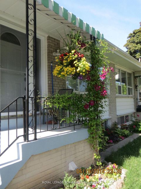 Photo 2 at 6 Ailsa Craig Court, Branson, Toronto