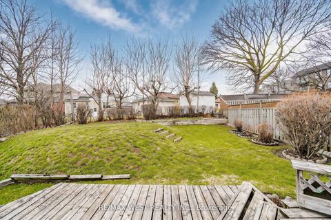 Photo 6 at 32 Deevale Road, CFB, Toronto