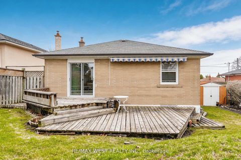 Photo 7 at 32 Deevale Road, CFB, Toronto