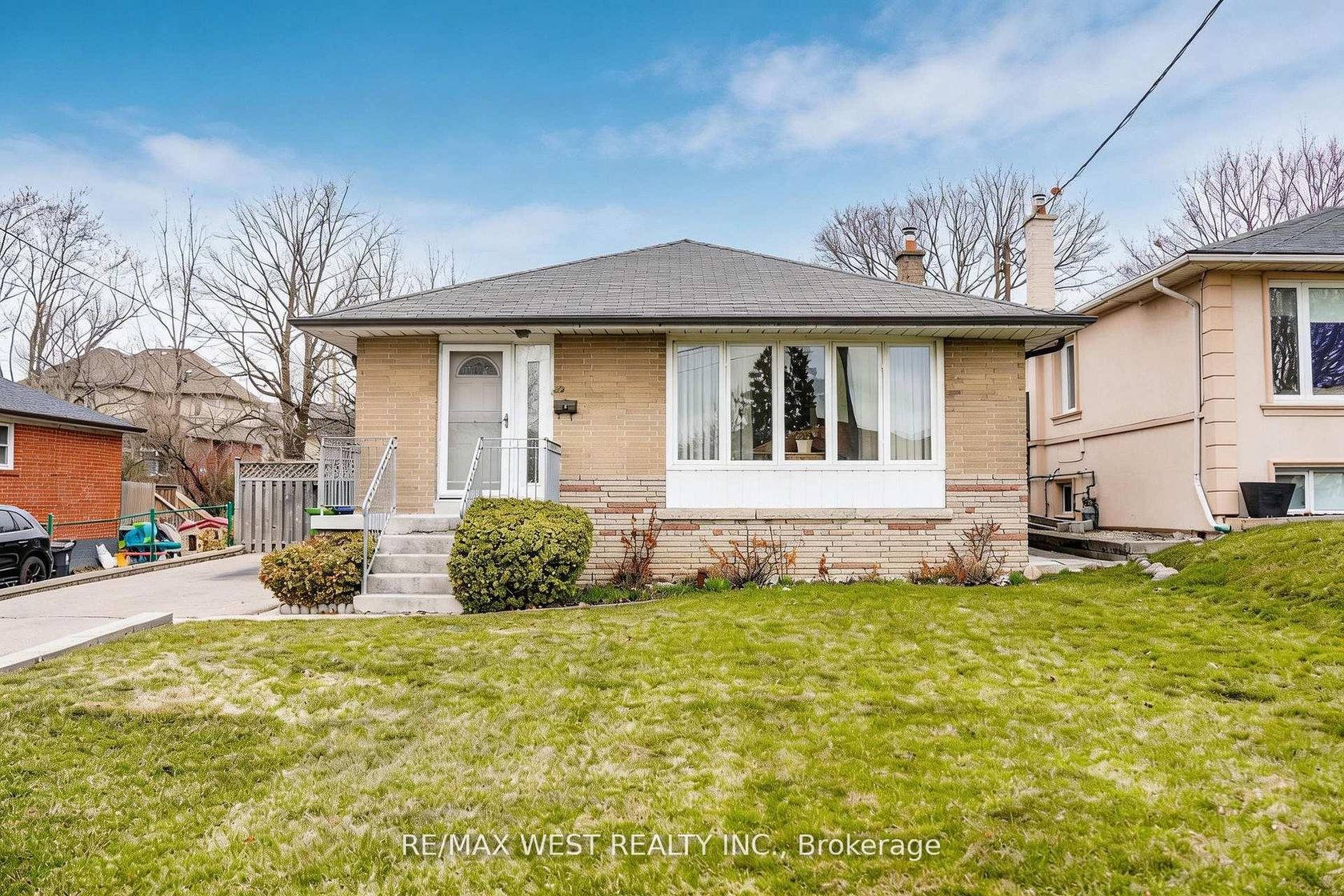 32 Deevale Road, CFB, Toronto photo number 2