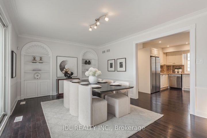 Photo 2 at 6 Farmingdale Road, Bayview Village, Toronto