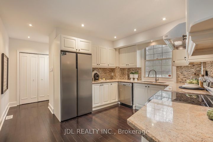 Photo 9 at 6 Farmingdale Road, Bayview Village, Toronto